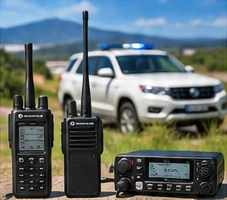 Portatifs et mobile radio professionnels devant un véhicule d’intervention